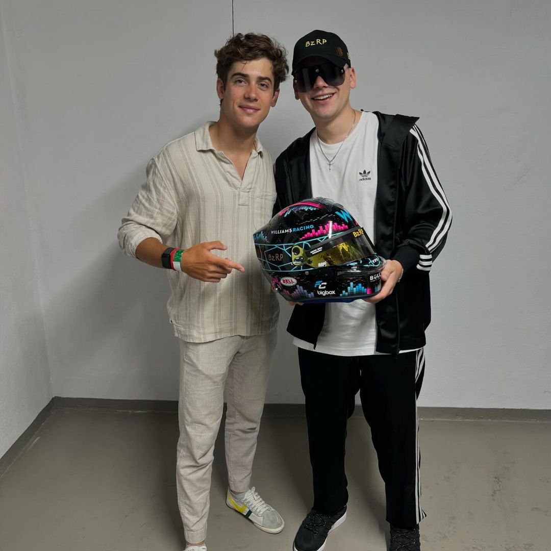 Mirá las fotos del encuentro de Colapinto y Bizarrap: Para cerrar una noche mágica en Madrid le dejé un recuerdo a @bizarrap de este año que estamos compartiendo juntos! El casco más lindo que tuve y el que más representa. Gracias x todo amigo.jpg